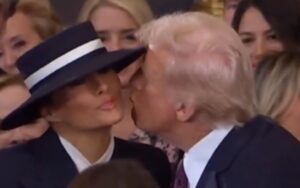 Chapéu de Melania vira meme após impedir beijo de Donald Trump; veja