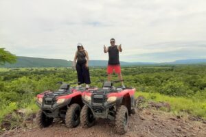 Passeio de Quadriciclo – Uma aventura imperdível para explorar as trilhas de Nobres. Sentir o vento no rosto enquanto desbrava caminhos cercados pela natureza proporciona uma experiência inesquecível e cheia de emoção com parada num mirante. Reprodução