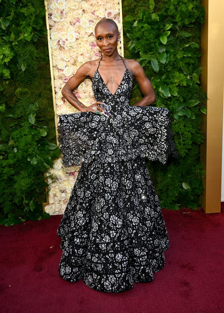 Cynthia Erivo combina look preto com nail art maximalista no Globo de Ouro