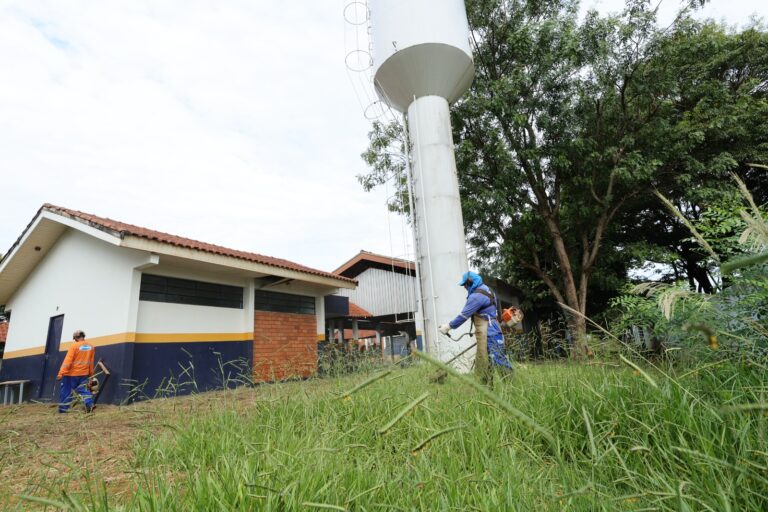 Escola Municipal Iria Lúcia passa por limpeza geral para volta às aulas