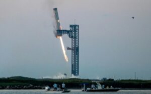 O propulsor SuperHeavy retorna à base da SpaceX no Texas, em 13 de outubro de 2024