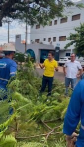 No primeiro dia útil do mandato, Marçal vistoria trabalho de limpeza nas ruas