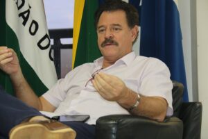 Prefeito Walter Schlatter e equipe recebem o ex-prefeito João Carlos Krug e o ex-secretários para formalização da transição