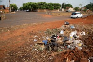 Prefeitura de Chapadão do Sul reforça a importância de manter a cidade limpa e evitar descarte irregular de lixo