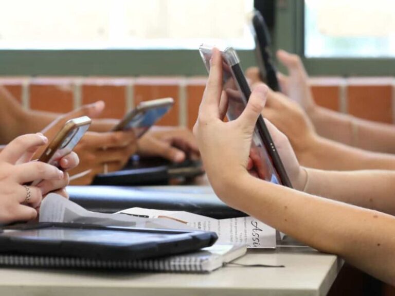 Projeto que limita uso de celulares nas escolas é sancionado; entenda