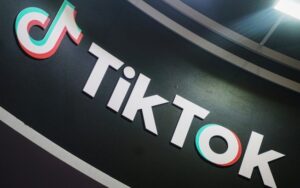 O logotipo do TikTok é visto durante a China International Textile and Garment Supply Expo em Hangzhou, na província de Zhejiang, no leste da China, em 5 de dezembro de 2024