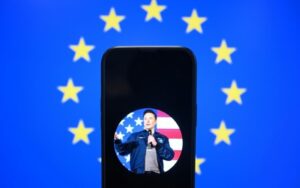 Um retrato do magnata Elon Musk, com uma bandeira da União Europeia ao fundo, em uma imagem tirada em Bruxelas em 7 de janeiro de 2025