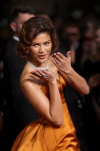 Zendaya surpreende com vestido laranja no tapete vermelho do Globo de Ouro