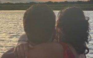 Bruna Marquezine e João Gui curtem pôr do sol na fazenda Talismã