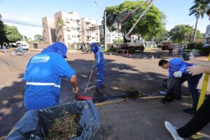 Em lição de cidadania, Marçal recolhe lixo das ruas e pede cuidado com a cidade
