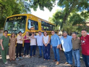 Entrega de ônibus escolar marca início dos investimentos em ‘Ano da Educação’