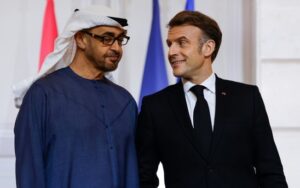 O presidente Emmanuel Macron recebe o colega árabe, Mohamed bin Zayed al-Nahyan, no Palácio do Eliseu, para a assinatura do acordo