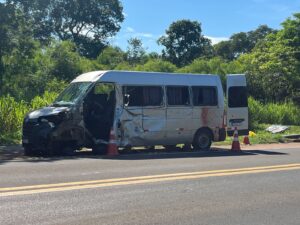 Passageira morre em colisão entre van e carreta na BR-163