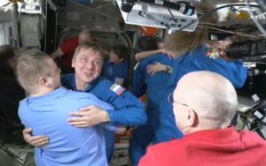 O cosmonauta russo Kirill Peskov cumprimenta os astronautas na ISS ao chegar à estação espacial