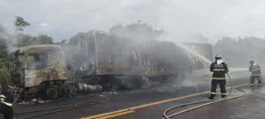 Carreta frigorífica pega fogo na BR-163 e mobiliza Bombeiros de São Gabriel