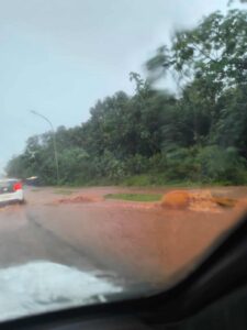 Chuva intensa alaga ruas de São Gabriel em menos de uma hora