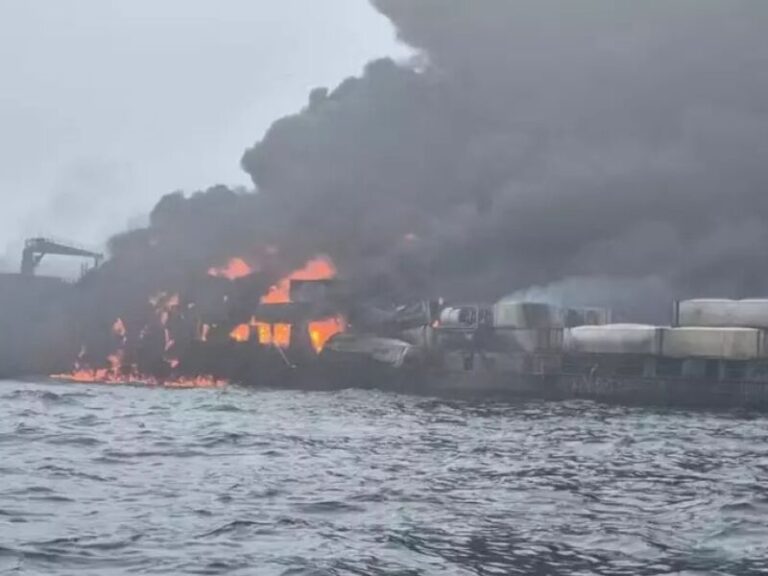 Colisão entre navios petroleiro e de carga causa explosão na costa da Inglaterra