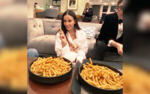 Demi Moore reage à derrota no Oscar com batatas fritas