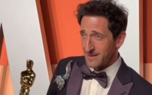 Gesto de Adrien Brody no Oscar 2025 gera polêmica e críticas