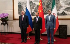 O vice-chanceler iraniano, Kazem Gharibabadi (direita), seu homólogo russo, Sergei Ryabkov (esq), e o chanceler chinês, Wang Yi, em 14 de março de 2025, em Pequim