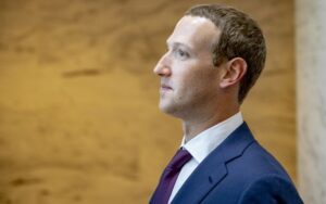 O fundador e CEO do Facebook, Mark Zuckerberg, sai de uma reunião com o senador John Cornyn (R-Texas) em sua mesa no Capitólio em 19 de setembro de 2019, em Washington.