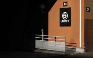 (Arquivo) O logotipo da editora francesa de videogames Ubisoft na fachada do prédio do Ubisoft Paris Studio em Montreuil, um subúrbio ao leste de Paris, em 13 de janeiro de 2025