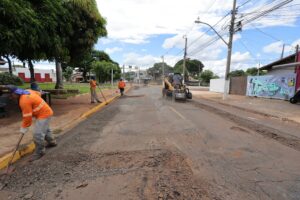 Prefeitura intensifica tapa-buracos e recapeamento na região da Praça Paraguaia