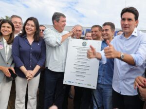 Primeiro ato dos ministros em Dourados foi entrega simbólica da pista do Aeroporto