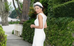 Após divórcio polêmico, Cíntia Chagas leiloa vestido de casamento