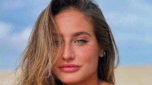 Bruna Griphao posa de biquíni branco e mostra abdômen trincado