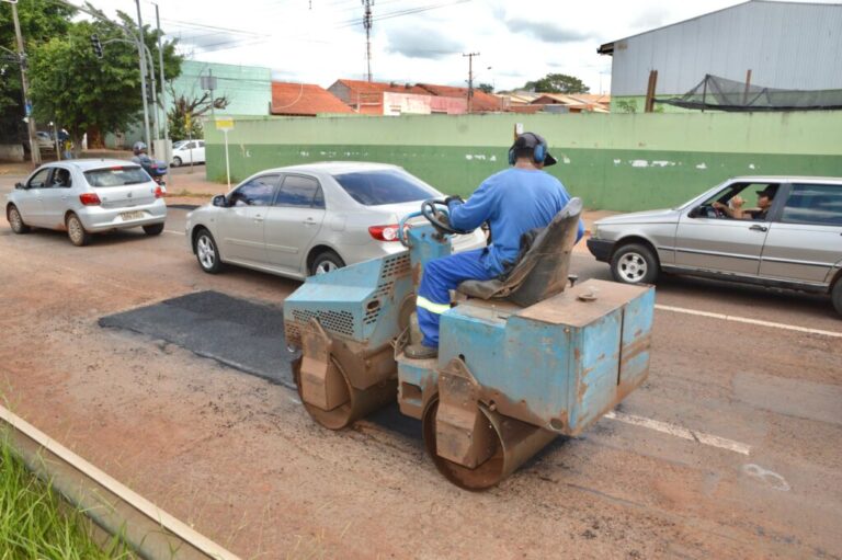 Equipes intensificam operação tapa-buracos e miram até 2 mil reparos diários nas vias