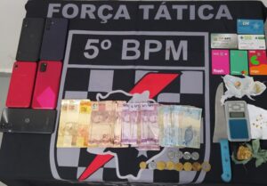 Força Tática prende suspeito de tráfico de drogas e apreende pasta base, dinheiro e celulares em Coxim