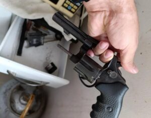 Idoso é esfaqueado e tem arma roubada em casa; suspeito é preso tentando vender o revólver em Rio Verde