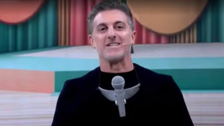 Luciano Huck homenageia Silvio Santos na Globo: "Fenômeno"