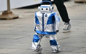 Um pequeno robô participa da meia maratona para androides em Pequim, em 19 de abril de 2025
