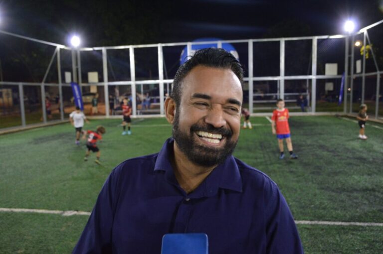 Prefeitura entrega arena esportiva com grama sintética no Coophatrabalho