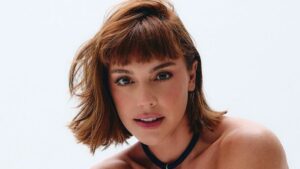 Alice Wegmann posa de biquíni durante folga de "Vale Tudo"