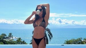 Ana Paula Padrão renova bronzeado em clique de biquíni