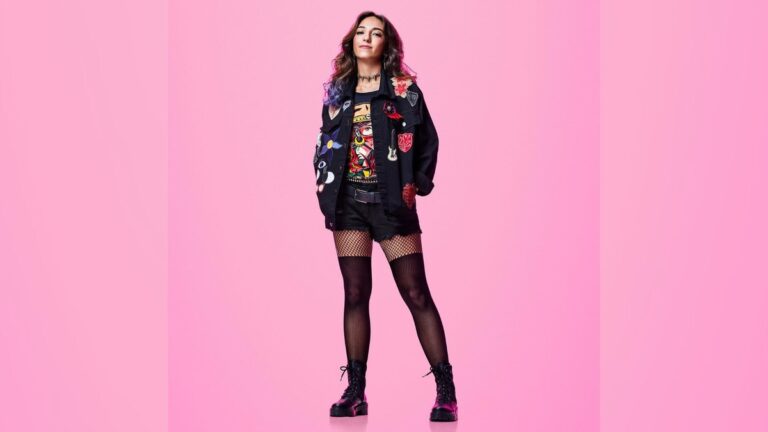 Atriz revela os bastidores de viver Janis em Meninas Malvadas