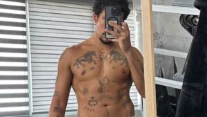 Bad Bunny posa de cueca branca e agita fãs nas redes sociais