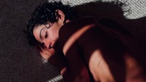 Bela Gil aposta em foto ousada e ganha elogios: "Belíssima"
