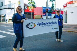 Blitz educativa da Vigilância Sanitária chama atenção para presentear com responsabilidade no Dia das Mães