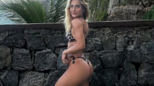 Bruna Griphao renova bronze com biquíni de oncinha no Rio