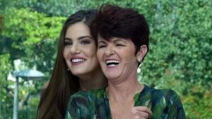 Camila Queiroz rebate críticas à mãe manicure