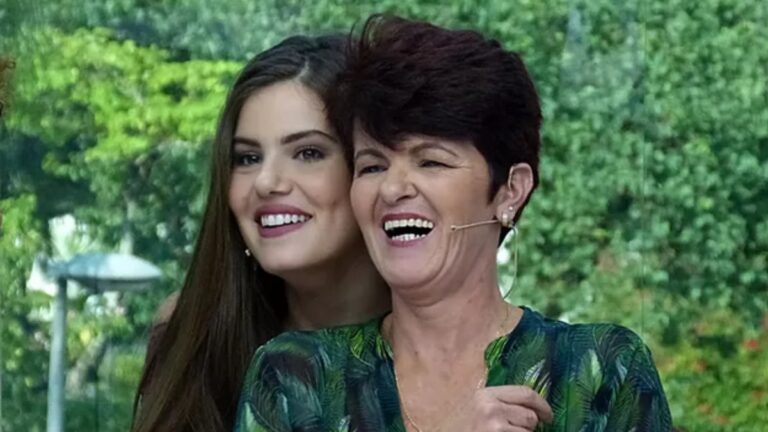 Camila Queiroz rebate críticas à mãe manicure
