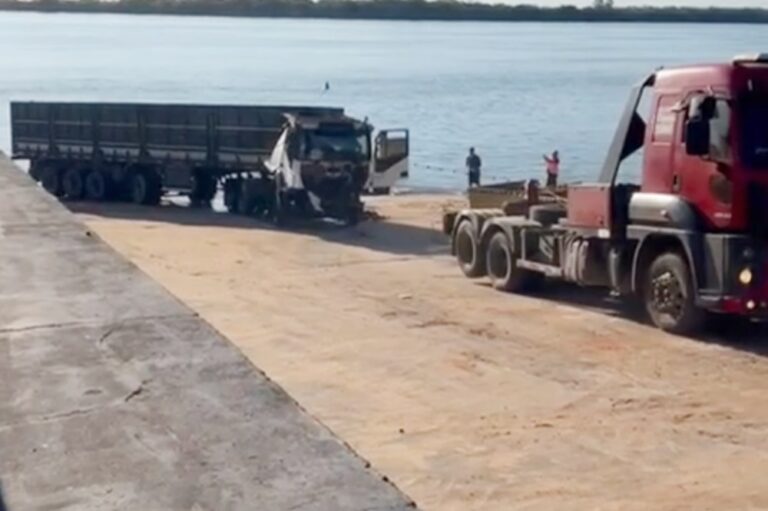 Caminhão de motorista de Coxim é retirado do Rio Paraná após cair com 39 toneladas de fertilizantes