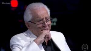 Carlos Alberto de Nóbrega chora ao receber homenagem na Globo