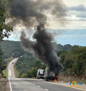 Carreta carregada com cimento pega fogo na BR-163 após superaquecimento de roda