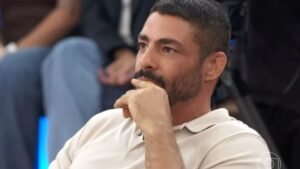 Cauã Reymond diz que sofreu bullying por conta da mãe: "HIV"