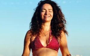 Claudia Ohana exibe beleza de biquíni antes do trabalho